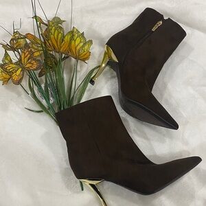 NINE WEST Elegant Brown Ankle Boots with Gold Heel. Size 7